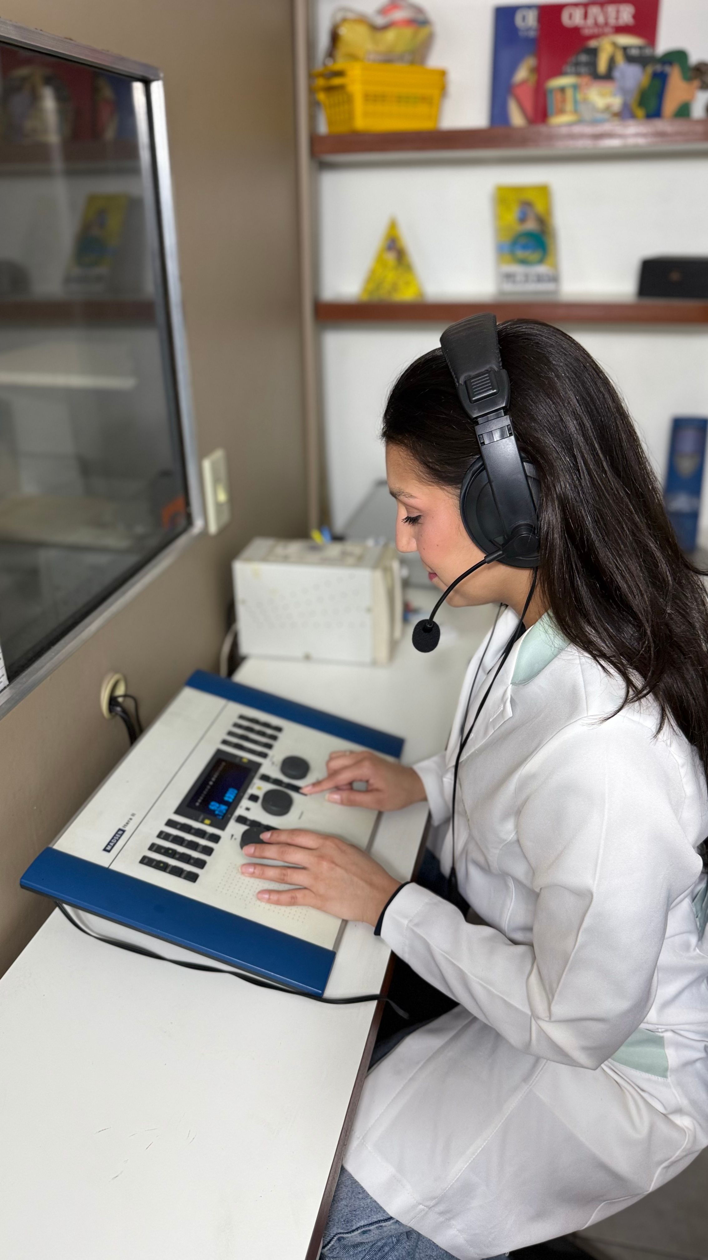 Paciente idosa em atendimento fonoaudiológico